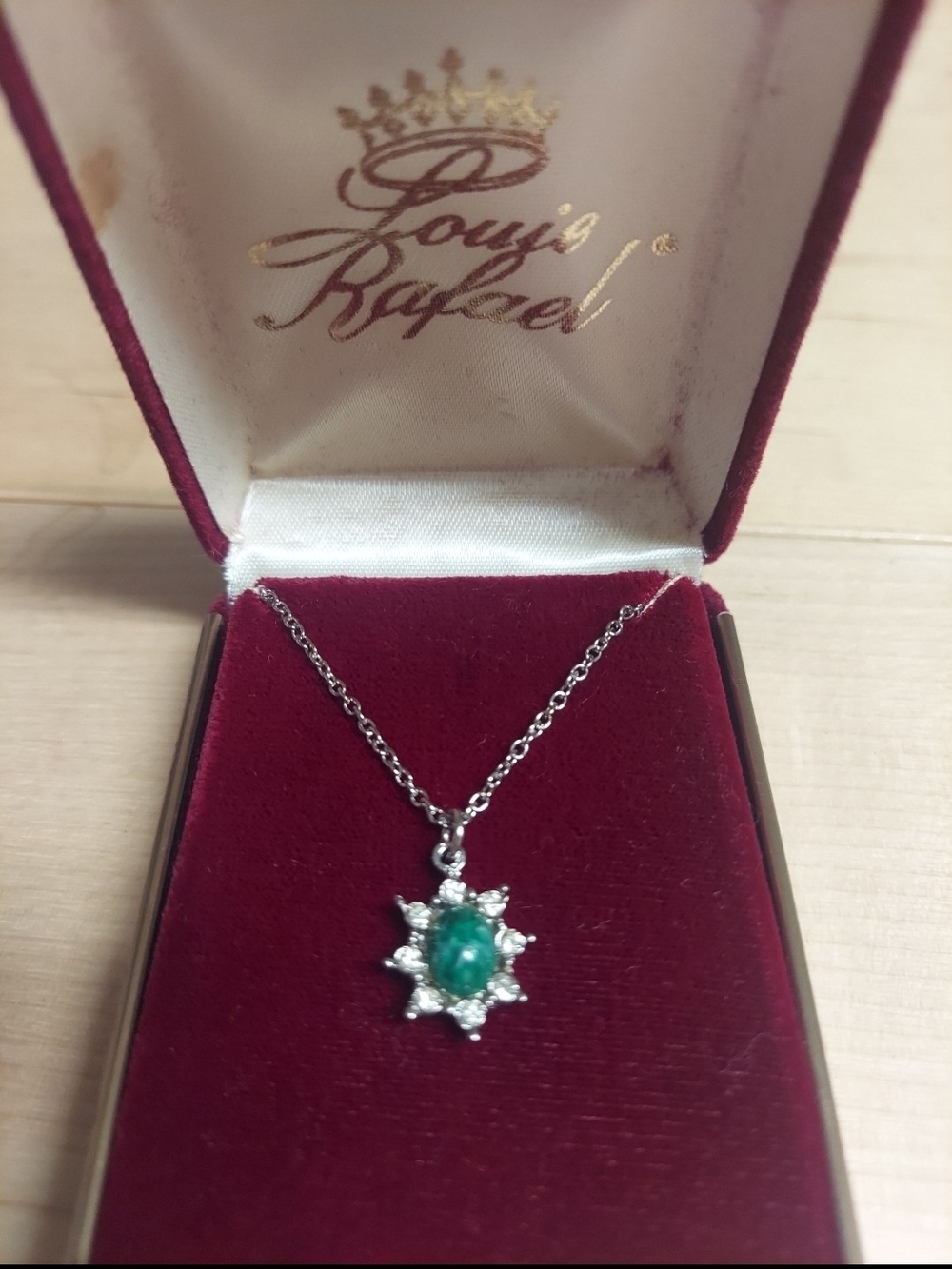 Vintage Style Emerald Green Cabochon Starburst Pendant Necklace Silver Tone